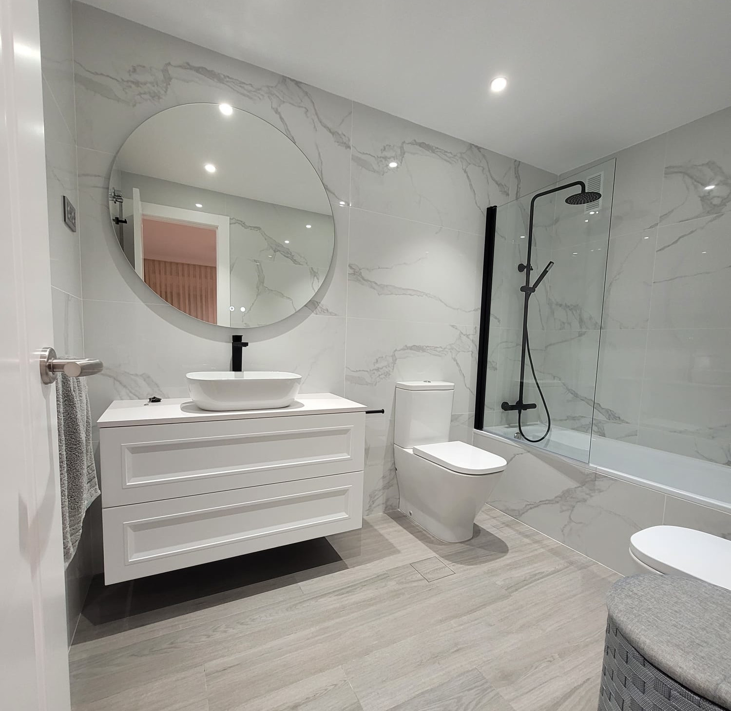 Reforma de baño moderno con porcelánico